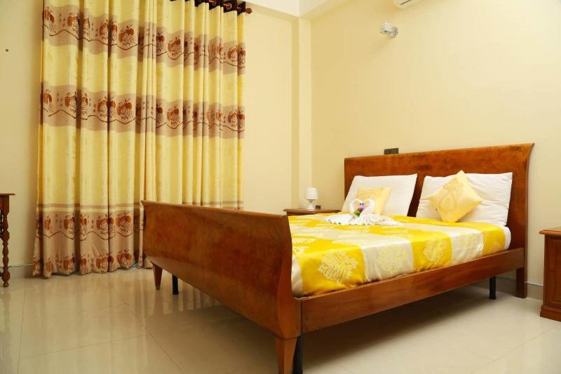 Queens Beach Hotel image