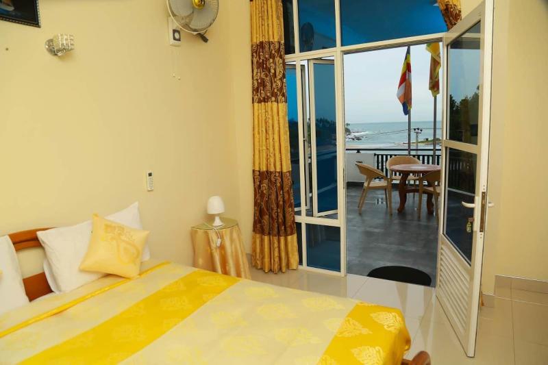 Queens Beach Hotel image