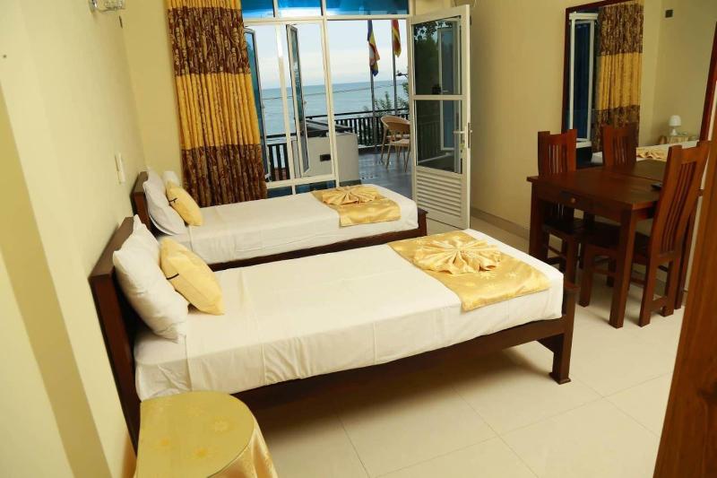 Queens Beach Hotel image