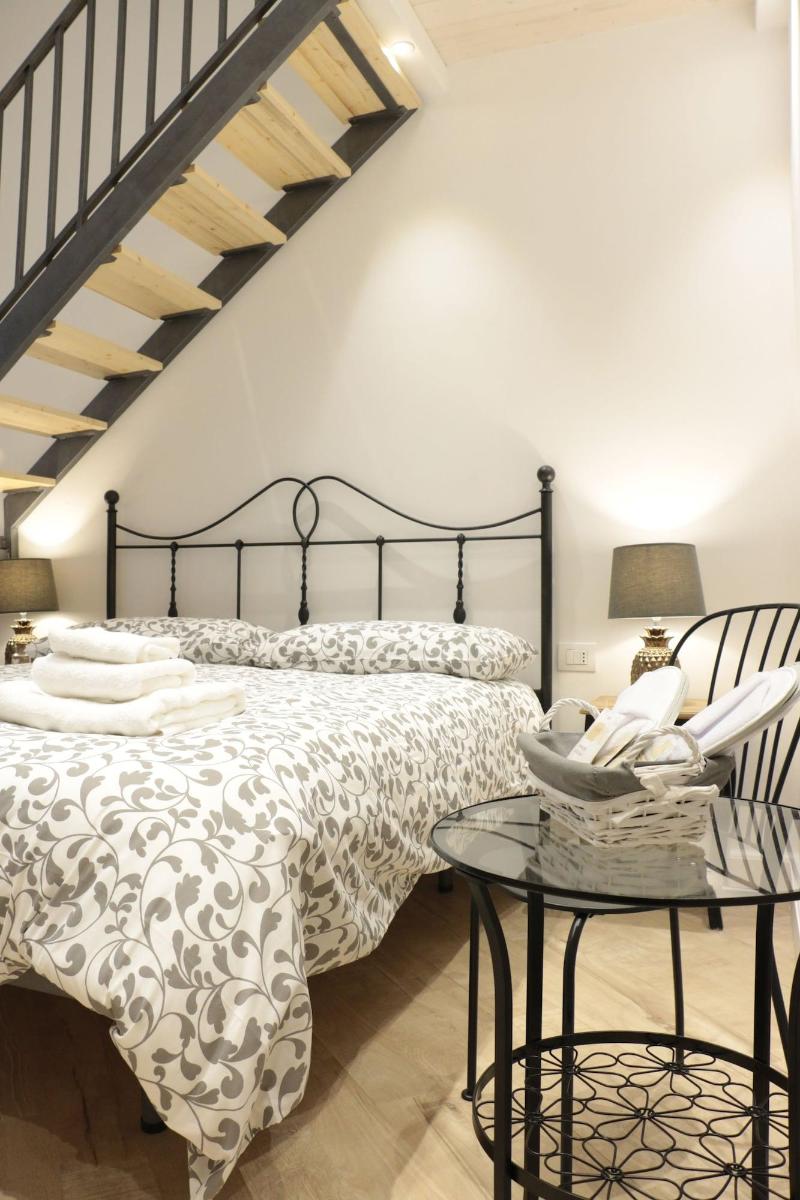 B&B Napoli La scalinata di Chiaia image
