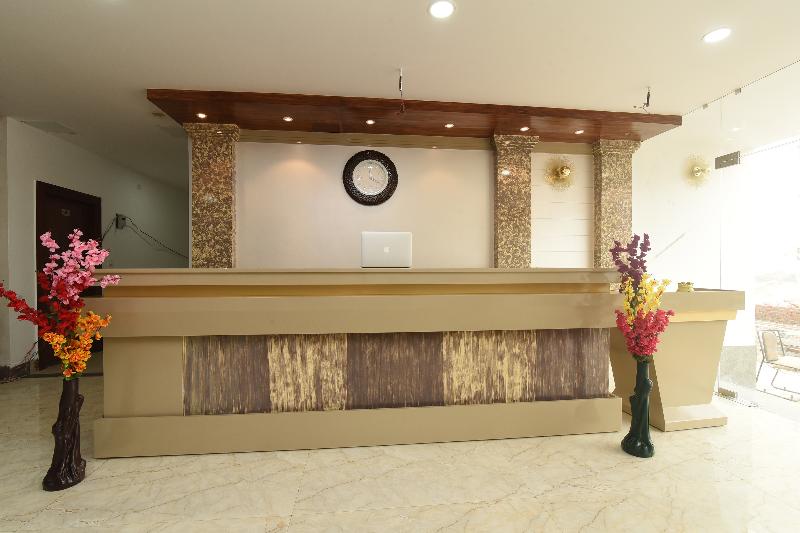 Oyo 13310 Noida Suites