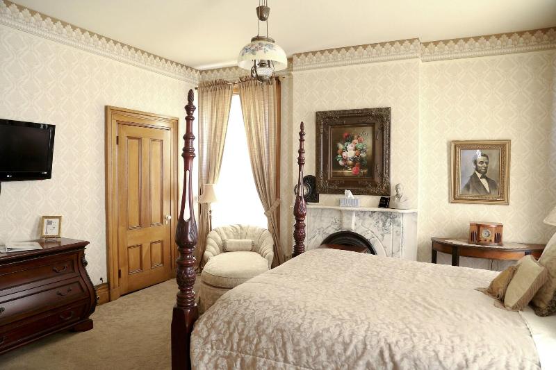 The Victorian Mansion image