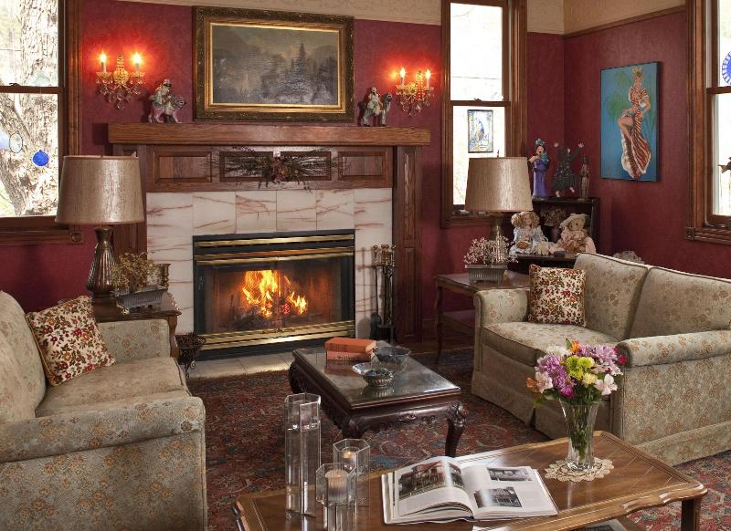 Cliff Cottage Inn - Victorian B&B and Boutique Hot