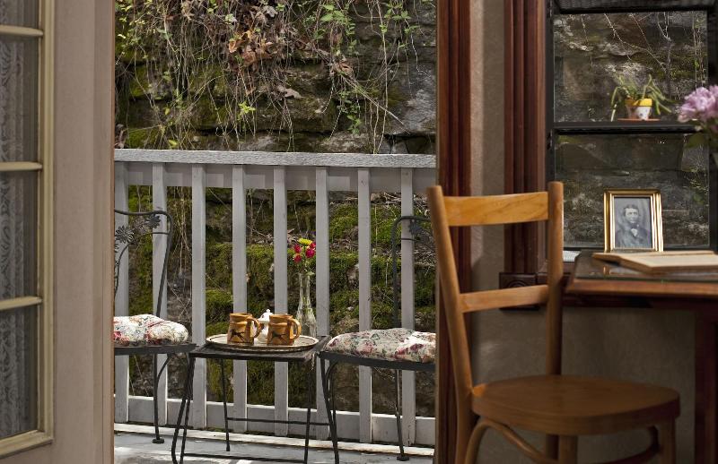 Cliff Cottage Inn - Victorian B&B and Boutique Hot — exterior view