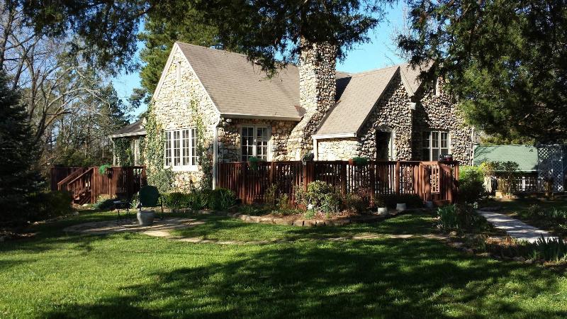Rock Cottage Gardens B&B — exterior view