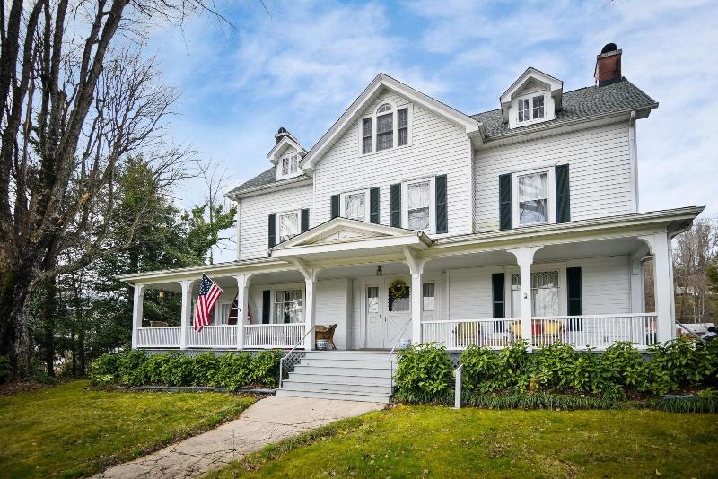 Love Lane Bed & Breakfast image