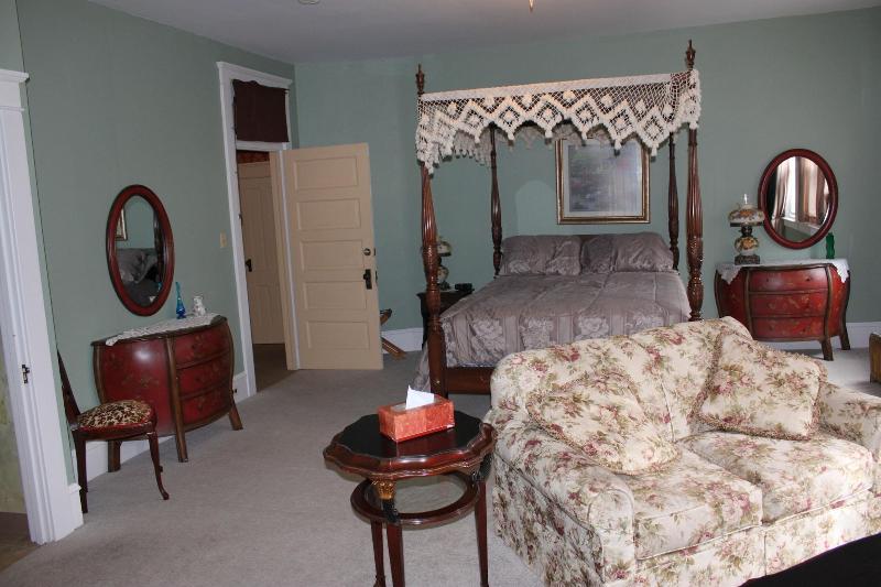 Victorian Charm Inn image