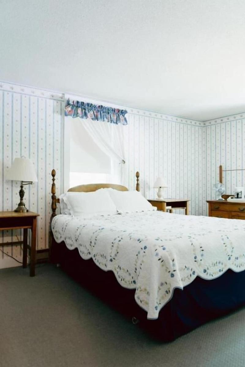 The Elm City Carriage Barn image