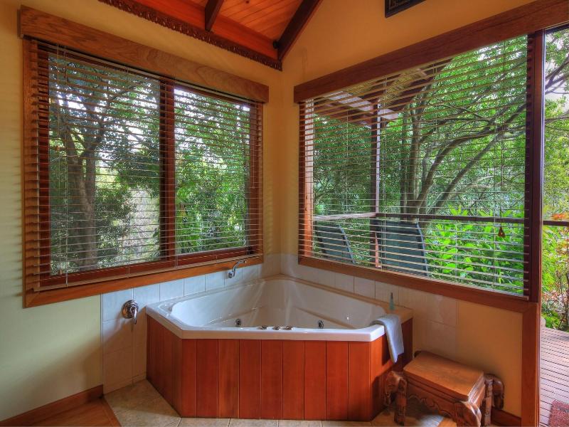 Maleny Tropical Retreat Balinese B&b image