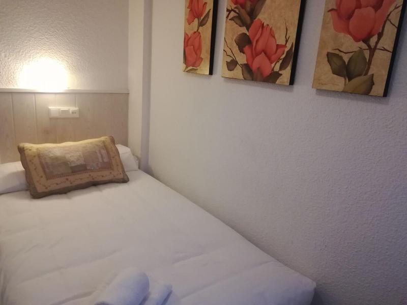 SINGLE ECONOMY WITH SHARED BATHROOM