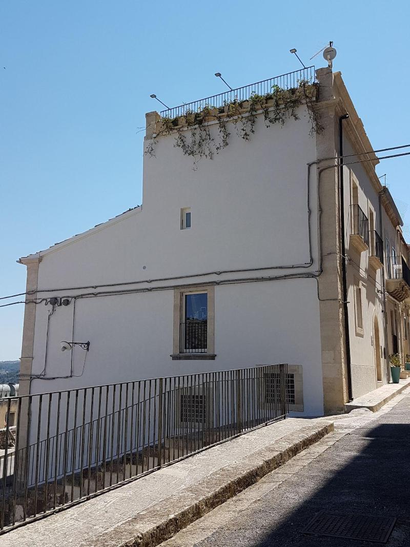 Reusuite Authentic Sicilian Hospitality image