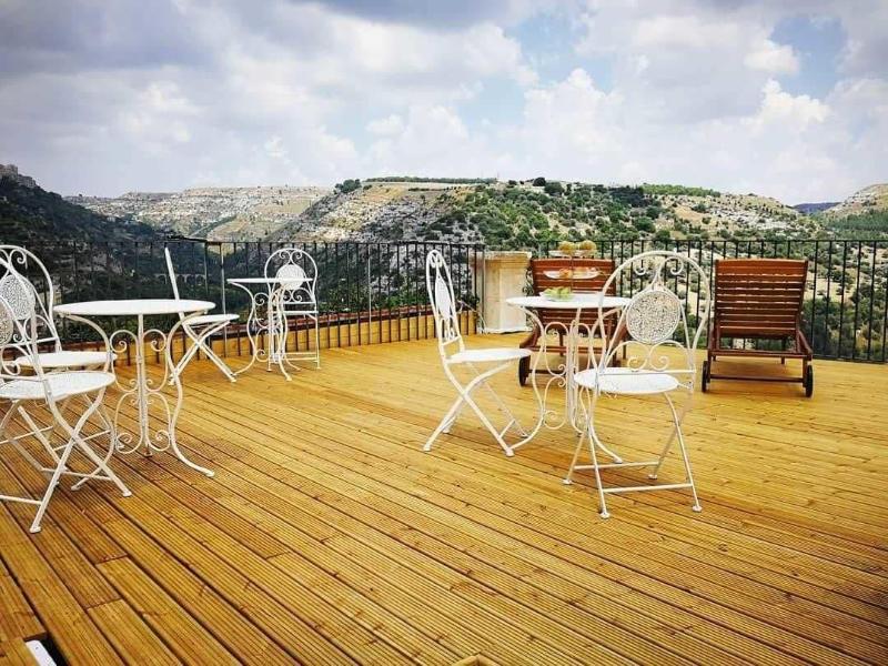Reusuite Authentic Sicilian Hospitality image