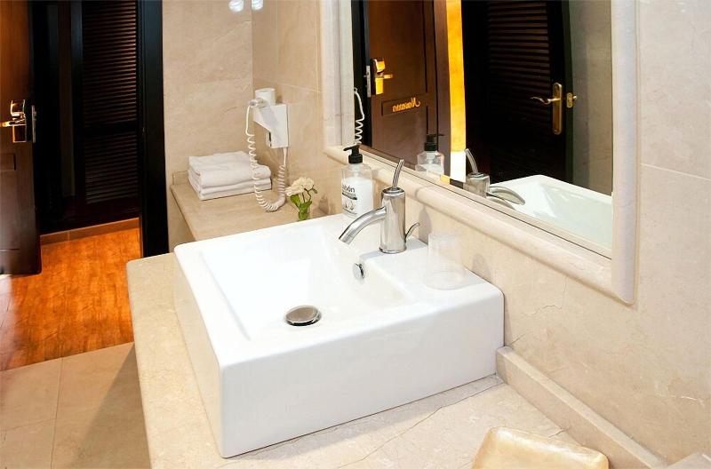 Hostal Tres Soles image