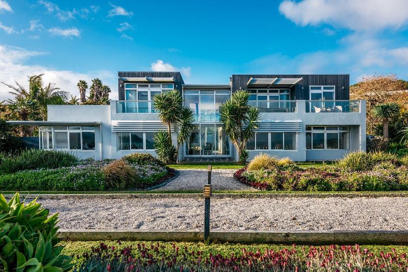 Waiheke Waterfront Lodge image