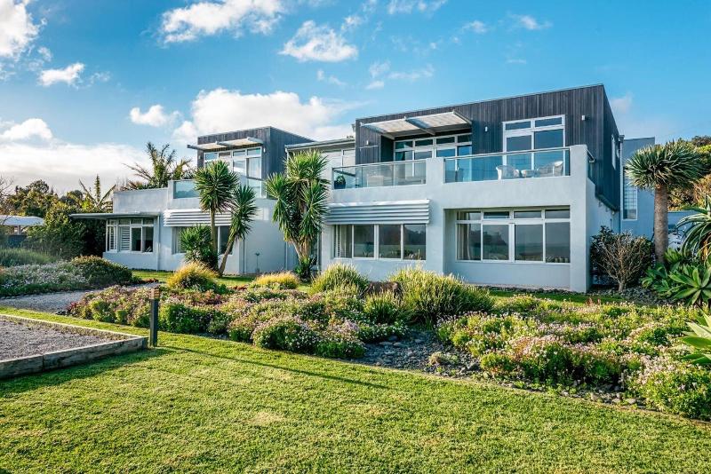 Waiheke Waterfront Lodge image