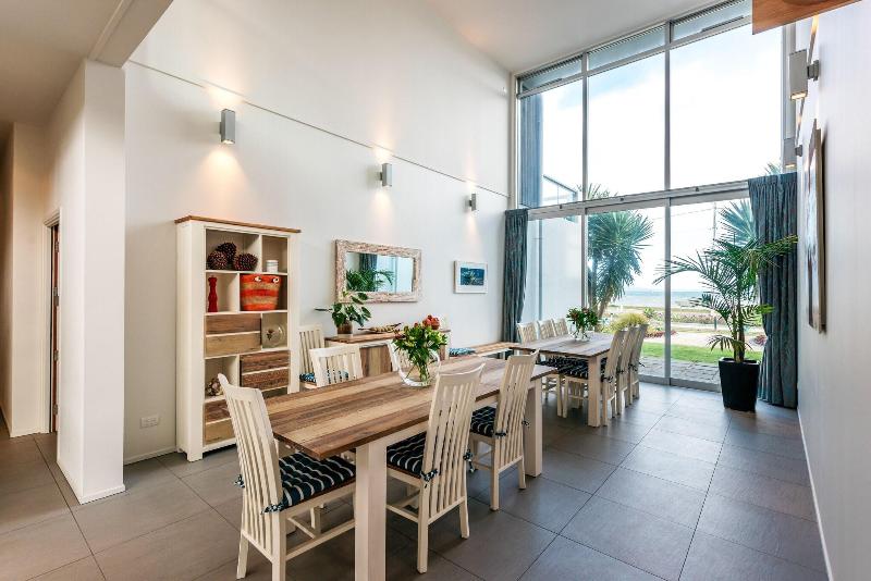 Waiheke Waterfront Lodge image
