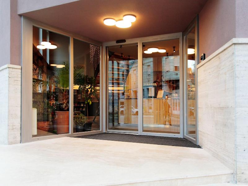 Maverick Hotel & Student Lodge image