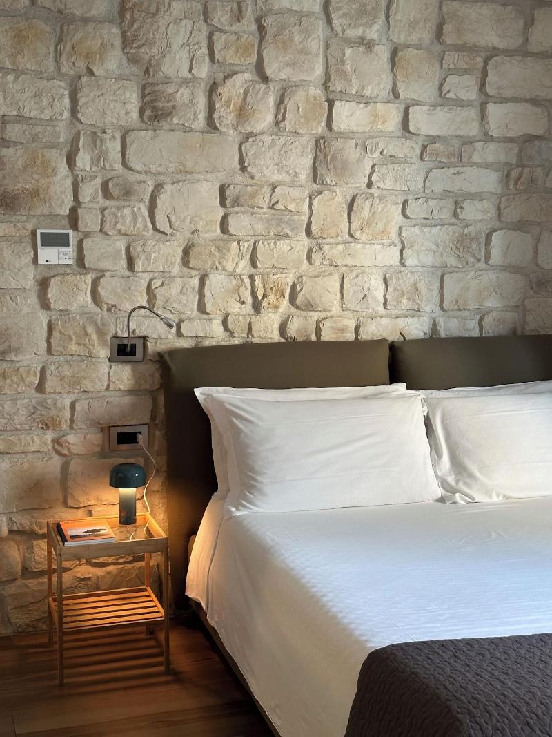 Olivia Rooms Teocrito image