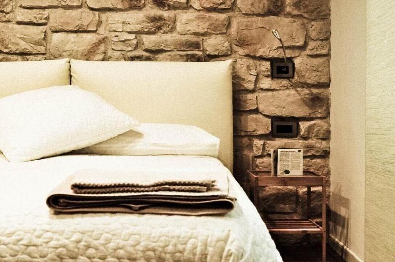 Olivia Rooms Teocrito image