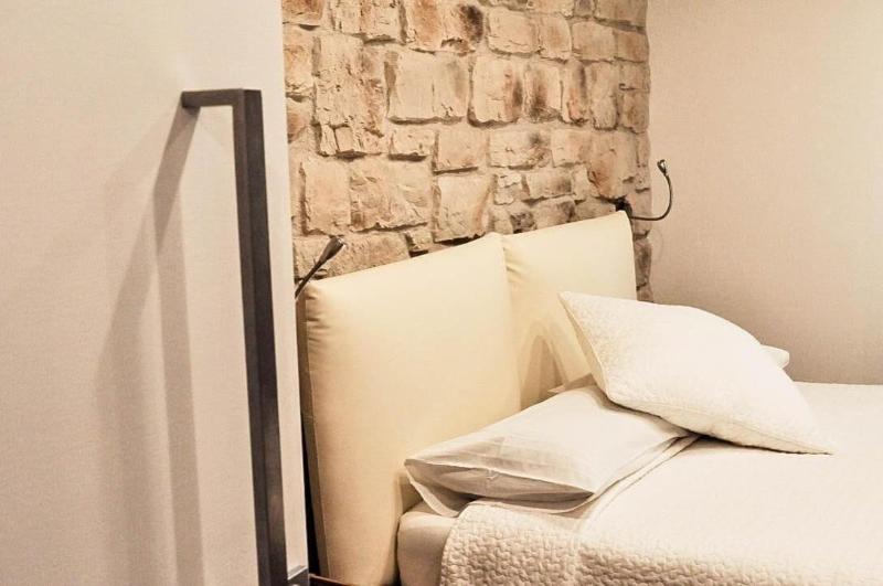 Olivia Rooms Teocrito image