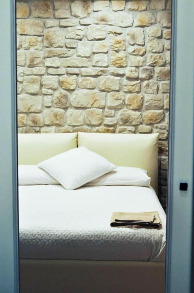 Olivia Rooms Teocrito image