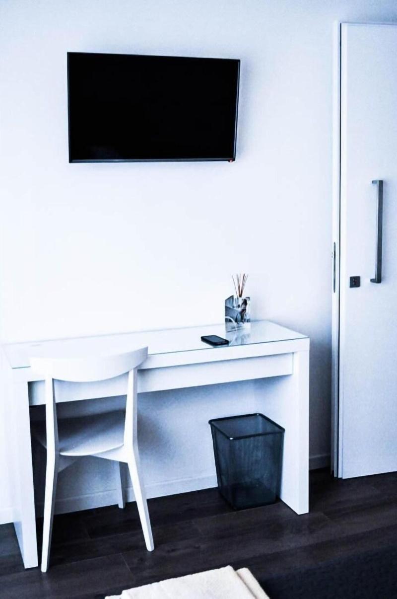 Olivia Rooms Teocrito image