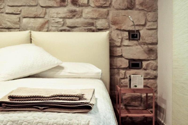 Olivia Rooms Teocrito image