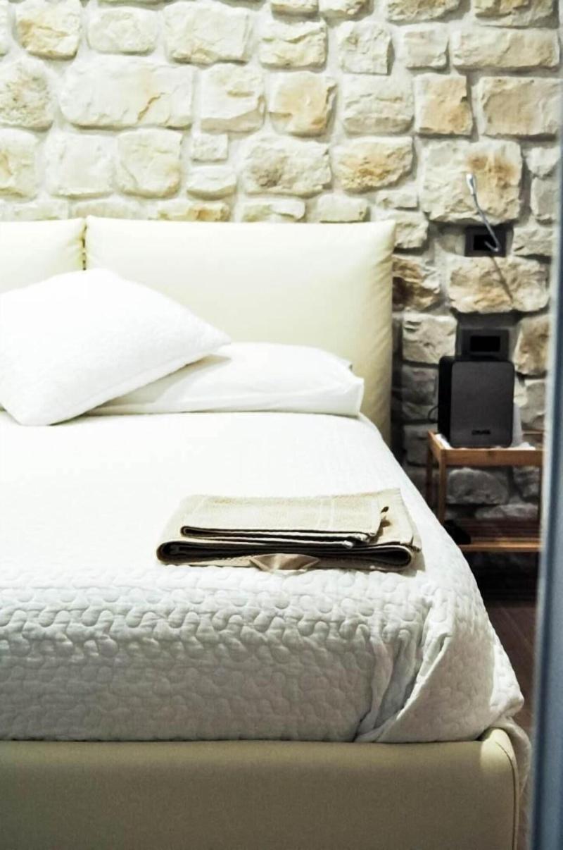Olivia Rooms Teocrito image