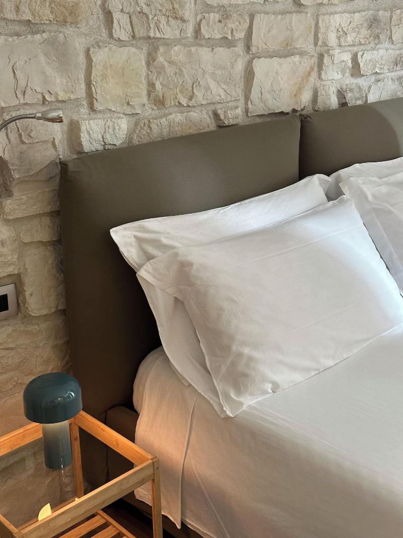 Olivia Rooms Teocrito image