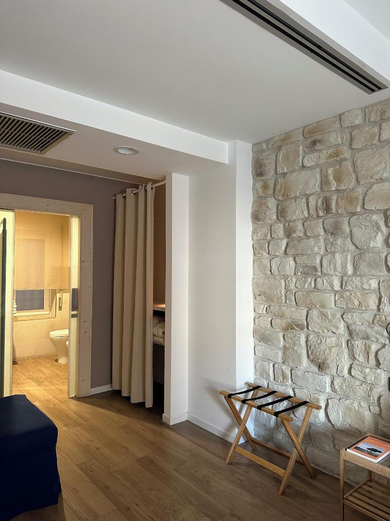 Olivia Rooms Teocrito image