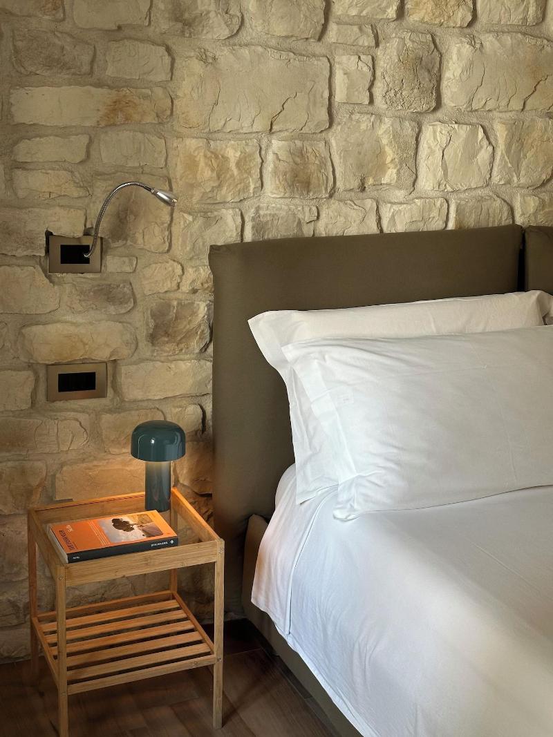 Olivia Rooms Teocrito image