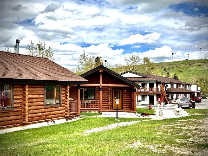 Beartooth Hideaway Inn And Cabins image
