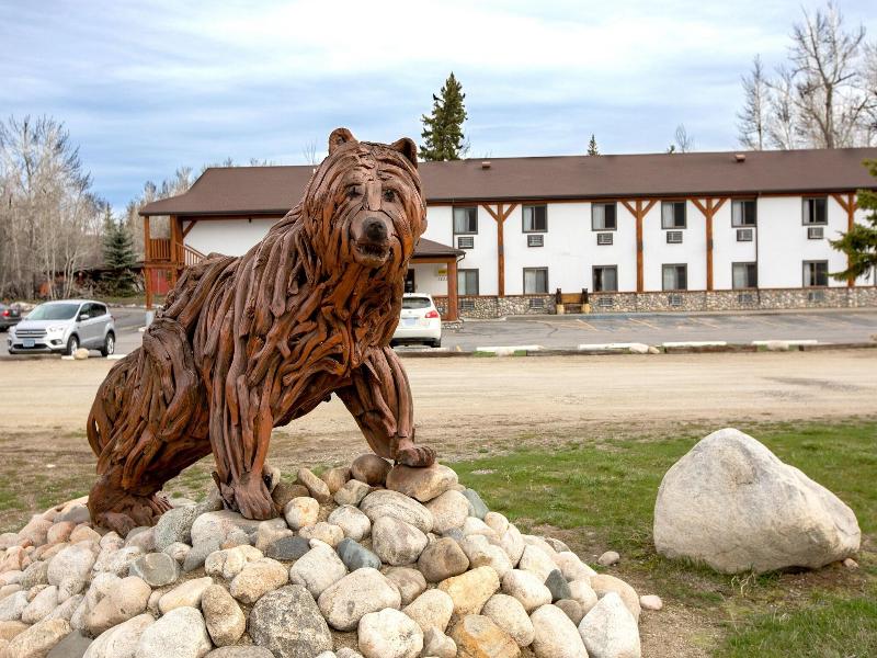 Beartooth Hideaway Inn And Cabins image