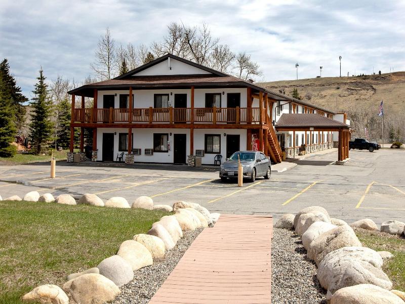 Beartooth Hideaway Inn And Cabins image
