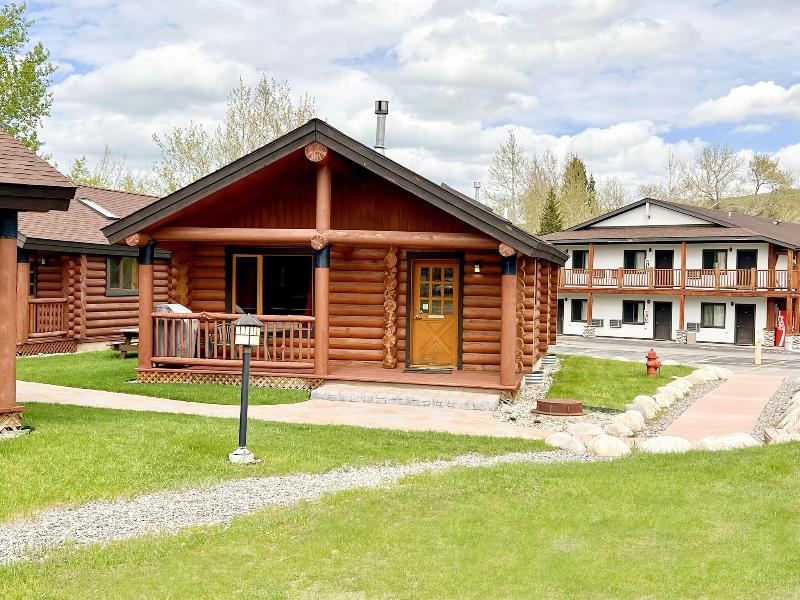 Beartooth Hideaway Inn And Cabins image