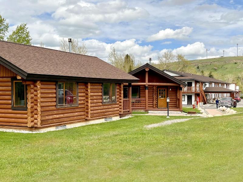 Beartooth Hideaway Inn And Cabins image