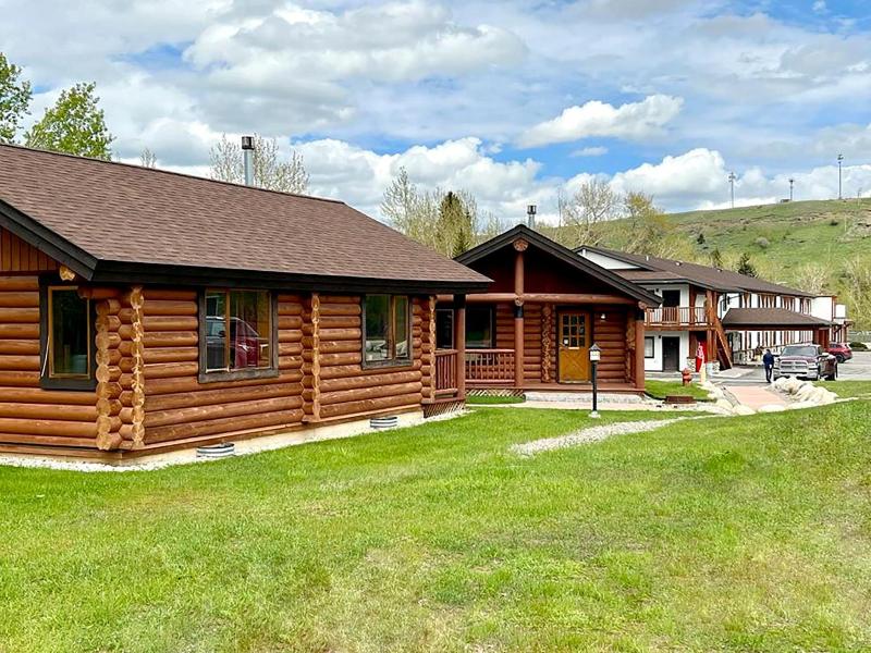 Beartooth Hideaway Inn And Cabins image