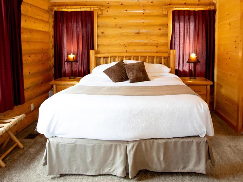 Beartooth Hideaway Inn And Cabins image