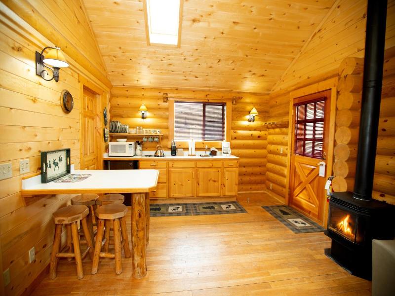 Beartooth Hideaway Inn And Cabins image