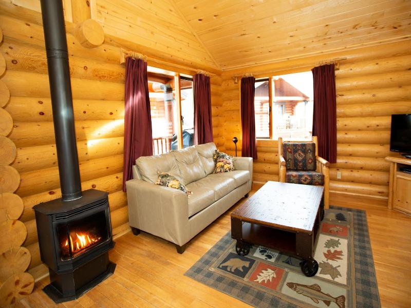 Beartooth Hideaway Inn And Cabins image