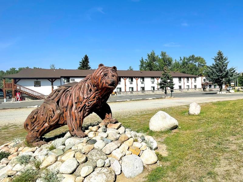 Beartooth Hideaway Inn And Cabins image