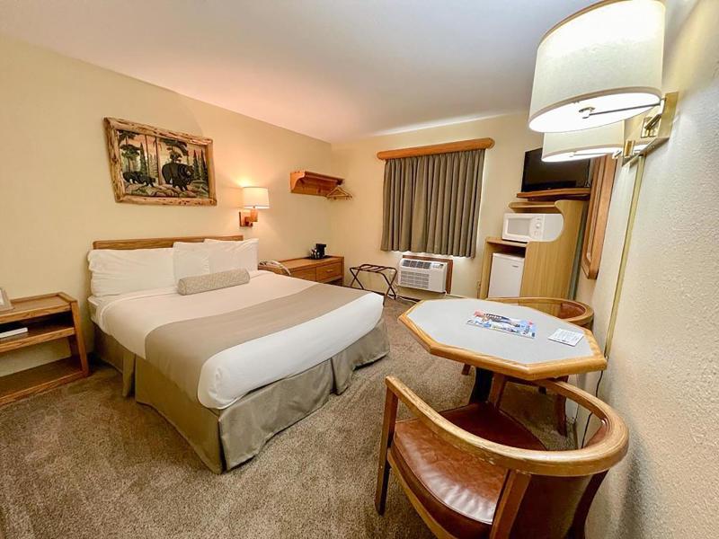 Beartooth Hideaway Inn And Cabins image