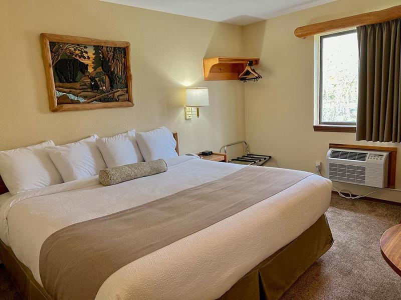 Beartooth Hideaway Inn And Cabins image