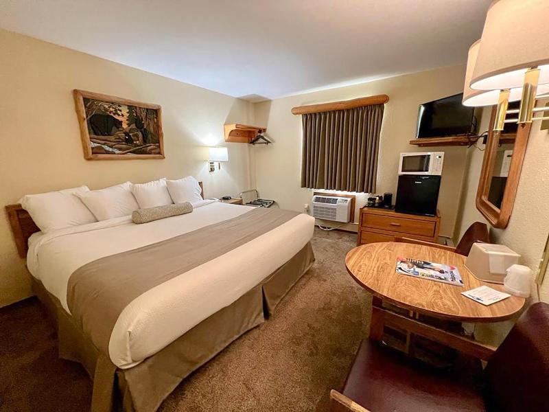 Beartooth Hideaway Inn And Cabins image