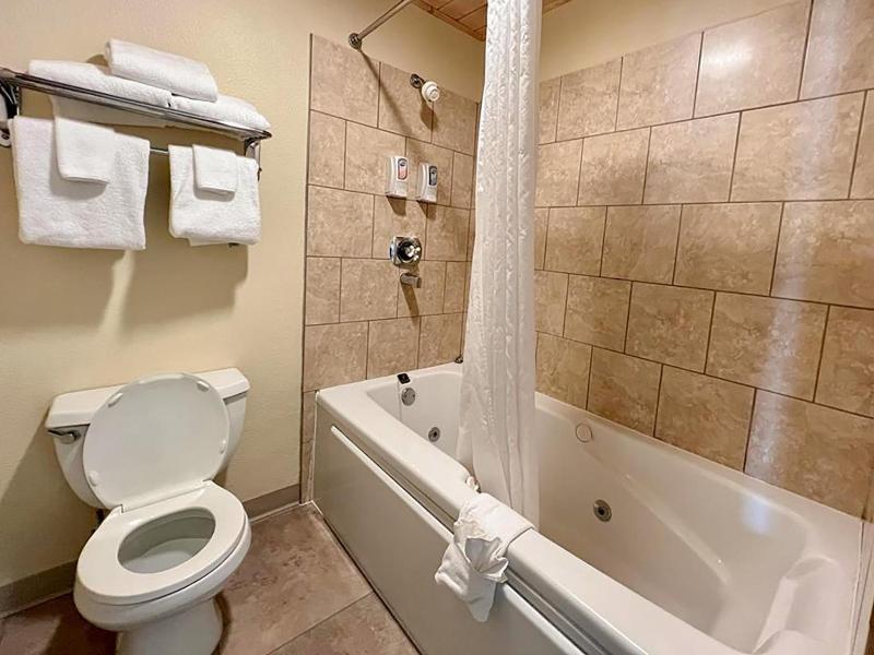 Beartooth Hideaway Inn And Cabins image