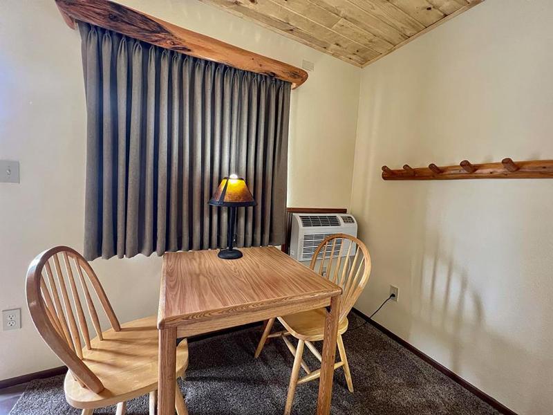 Beartooth Hideaway Inn And Cabins image