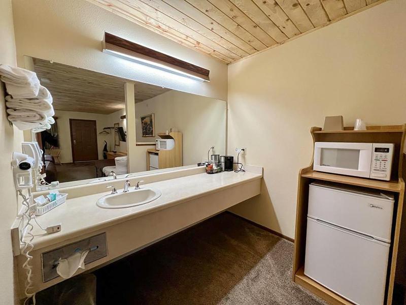 Beartooth Hideaway Inn And Cabins image