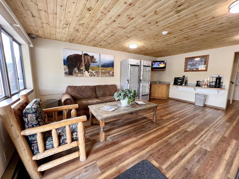 Beartooth Hideaway Inn And Cabins image