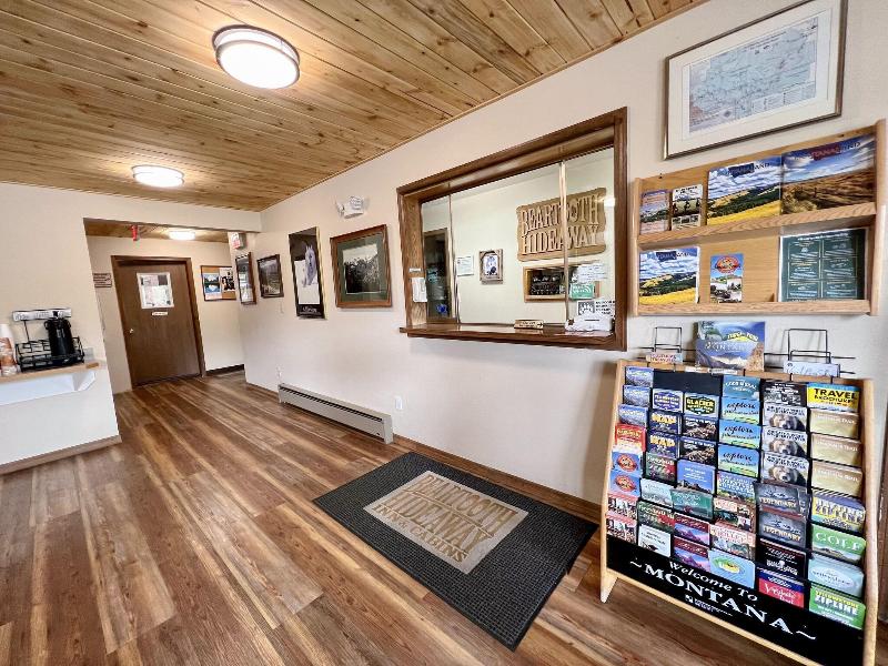 Beartooth Hideaway Inn And Cabins image