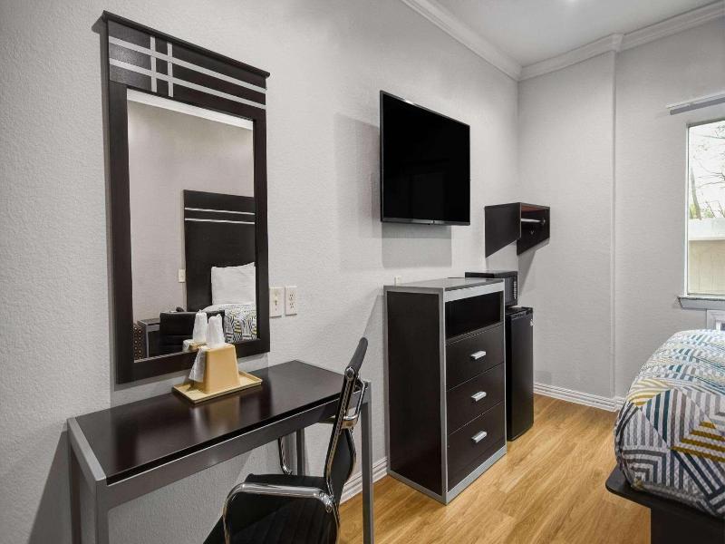 Motel 6 Humble TX Houston International Airport image